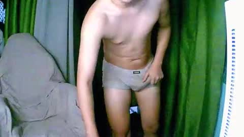 Snapshot of trebz_01 chatting on December 21, 6:37 pm trebz_01 online show from December 21, 6:37 pm