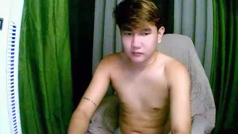 Snapshot of trebz_01 chatting on December 22, 6:43 am trebz_01 online show from December 22, 6:43 am