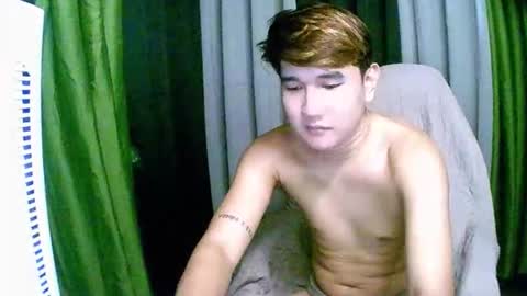 Snapshot of trebz_01 chatting on December 23, 8:56 am trebz_01 online show from December 23, 8:56 am