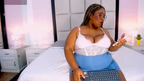 Snapshot of treisyvixen chatting on June 20, 3:20 am Treisy Vixen big ass online show from June 20, 3:20 am