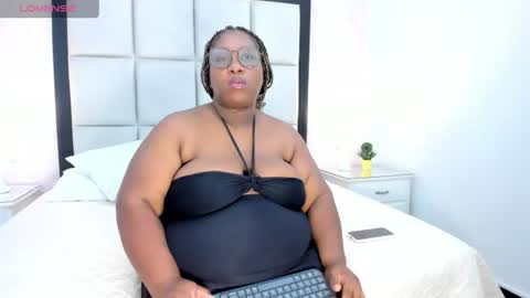 Snapshot of treisyvixen chatting on June 22, 3:19 am Treisy Vixen big ass online show from June 22, 3:19 am