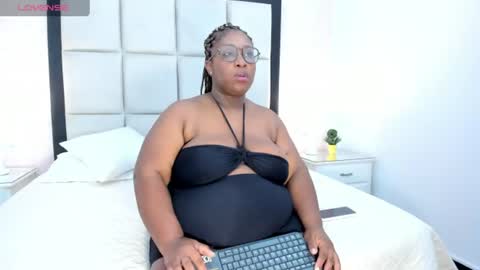 Snapshot of treisyvixen chatting on June 22, 3:25 am Treisy Vixen big ass online show from June 22, 3:25 am