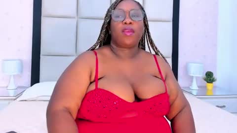 Snapshot of treisyvixen chatting on June 25, 3:28 am Treisy Vixen big ass online show from June 25, 3:28 am