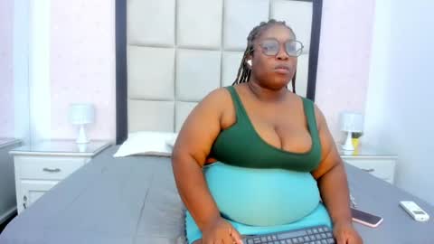 Snapshot of treisyvixen chatting on July 4, 3:45 am Treisy Vixen big ass online show from July 4, 3:45 am