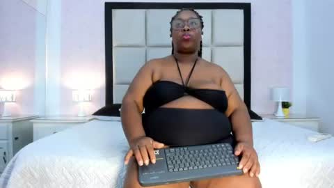 Snapshot of treisyvixen chatting on July 7, 7:23 am Treisy Vixen big ass online show from July 7, 7:23 am