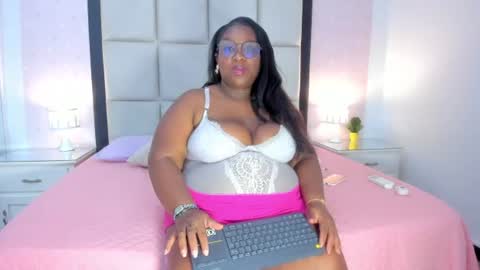 Snapshot of treisyvixen chatting on July 23, 3:15 am Treisy Vixen big ass online show from July 23, 3:15 am