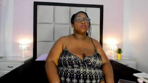 Snapshot of treisyvixen chatting on July 24, 2:53 am Treisy Vixen big ass online show from July 24, 2:53 am