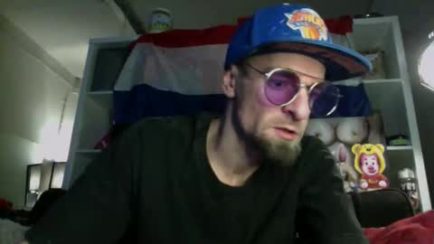 Snapshot of trevorreinson chatting on November 18, 1:33 am Trevor Reinson online show from November 18, 1:33 am