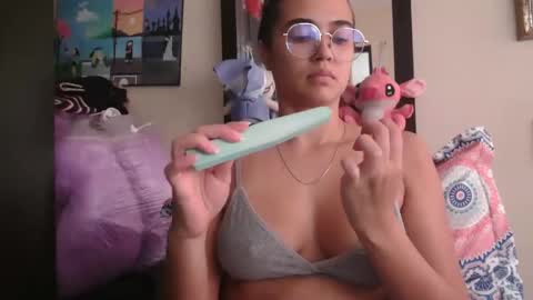 triana_bell online show from April 13, 4:12 pm