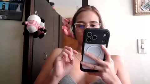 triana_bell online show from June 20, 7:05 pm