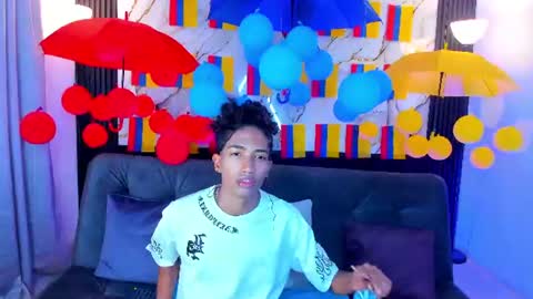 Snapshot of triiangel_latinboy chatting on June 18, 12:09 pm Johan online show from June 18, 12:09 pm