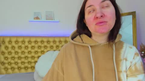 Mia online show from April 5, 5:04 am