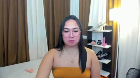 Karen Oquio online show from December 18, 5:52 pm
