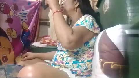 Mae online show from April 3, 9:57 pm