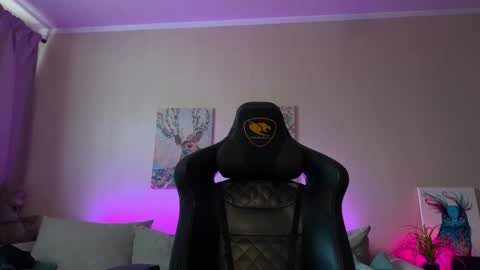 Snapshot of twiinkie_pie chatting on June 1, 4:52 pm Maria 3 online show from June 1, 4:52 pm