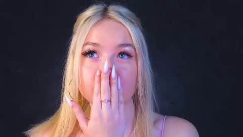 Snapshot of twinklefluff chatting on March 9, 9:24 am twinklefluff online show from March 9, 9:24 am