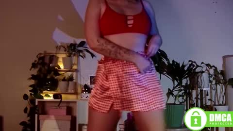 Snapshot of twix_girl chatting on March 4, 7:01 pm Stranger online show from March 4, 7:01 pm