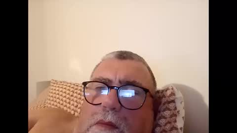 Snapshot of twohats2810 chatting on December 5, 6:59 pm twohats2810 online show from December 5, 6:59 pm