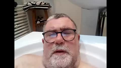 Snapshot of twohats2810 chatting on January 15, 7:28 pm twohats2810 online show from January 15, 7:28 pm