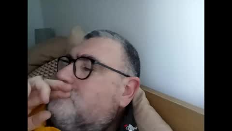 Snapshot of twohats2810 chatting on January 17, 2:33 pm twohats2810 online show from January 17, 2:33 pm