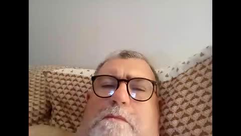 Snapshot of twohats2810 chatting on March 12, 10:38 pm twohats2810 online show from March 12, 10:38 pm