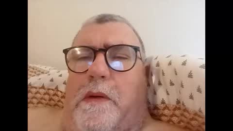 Snapshot of twohats2810 chatting on March 29, 10:04 am twohats2810 online show from March 29, 10:04 am