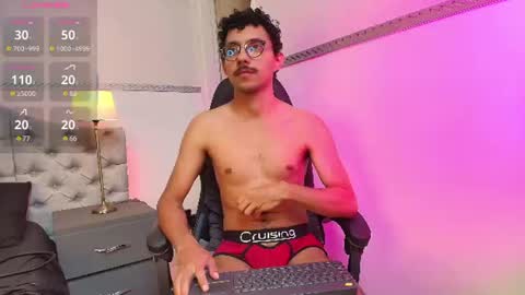 Snapshot of twunkmiguel chatting on July 25, 2:42 am TwunkMiguel online show from July 25, 2:42 am