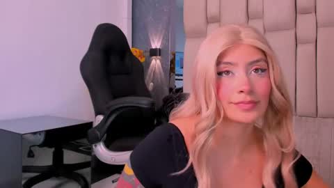 Snapshot of tyla_demon chatting on May 19, 3:35 am TYLA online show from May 19, 3:35 am