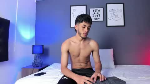 Snapshot of tyler_fox_ chatting on April 20, 9:16 pm Tyler Fox online show from April 20, 9:16 pm