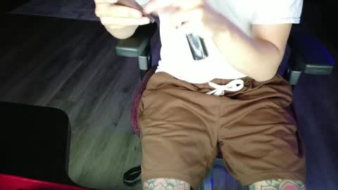Snapshot of tylernextdoor chatting on May 19, 1:33 am Tyler online show from May 19, 1:33 am