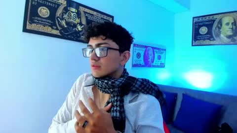Snapshot of tylerwhiite_ chatting on December 28, 2:43 am online show from December 28, 2:43 am