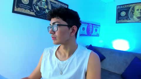 Snapshot of tylerwhiite_ chatting on December 29, 2:49 am online show from December 29, 2:49 am