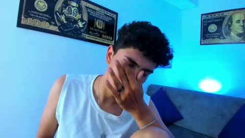 Snapshot of tylerwhiite_ chatting on December 29, 6:45 am online show from December 29, 6:45 am