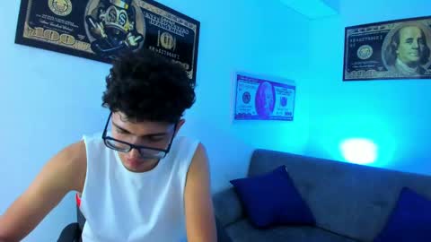 Snapshot of tylerwhiite_ chatting on December 29, 9:50 am online show from December 29, 9:50 am