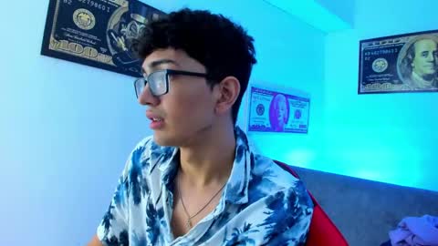 Snapshot of tylerwhiite_ chatting on December 30, 3:03 am online show from December 30, 3:03 am