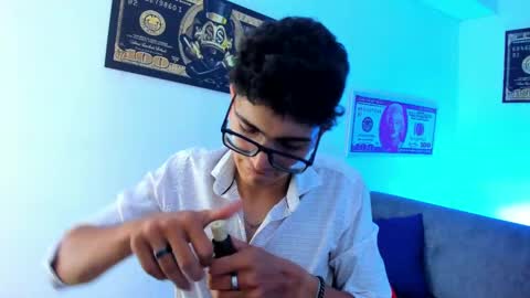 Snapshot of tylerwhiite_ chatting on December 31, 6:37 am online show from December 31, 6:37 am