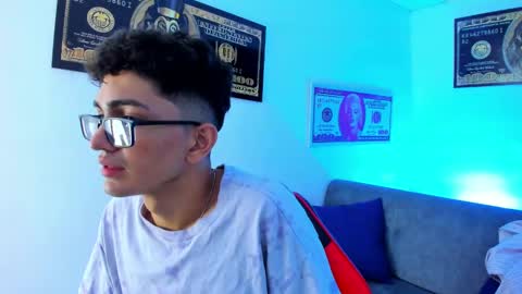 Snapshot of tylerwhiite_ chatting on December 31, 9:42 am online show from December 31, 9:42 am