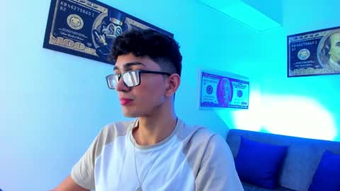 Snapshot of tylerwhiite_ chatting on January 4, 2:46 am online show from January 4, 2:46 am