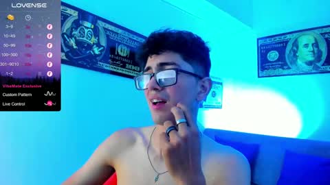 Snapshot of tylerwhiite_ chatting on January 5, 9:26 am online show from January 5, 9:26 am