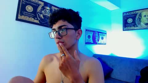 Snapshot of tylerwhiite_ chatting on January 9, 9:06 am online show from January 9, 9:06 am