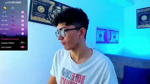 Snapshot of tylerwhiite_ chatting on January 10, 3:07 am online show from January 10, 3:07 am