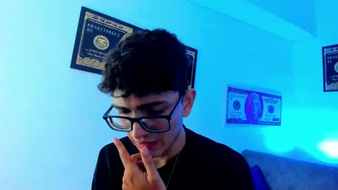Snapshot of tylerwhiite_ chatting on January 12, 2:45 am online show from January 12, 2:45 am