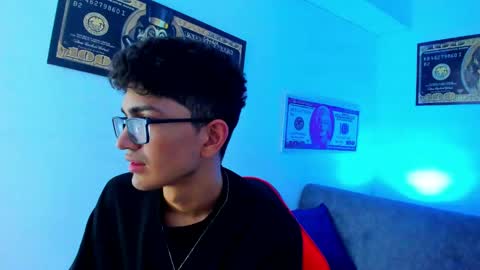 Snapshot of tylerwhiite_ chatting on January 12, 6:17 am online show from January 12, 6:17 am