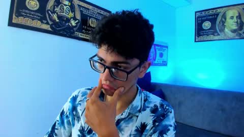 Snapshot of tylerwhiite_ chatting on January 13, 6:27 am online show from January 13, 6:27 am