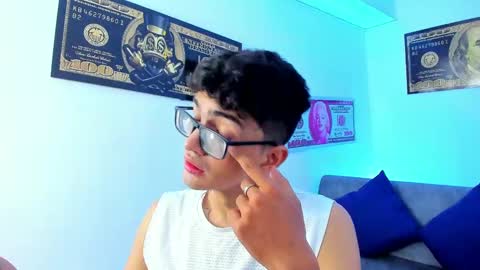 Snapshot of tylerwhiite_ chatting on January 19, 3:08 am online show from January 19, 3:08 am