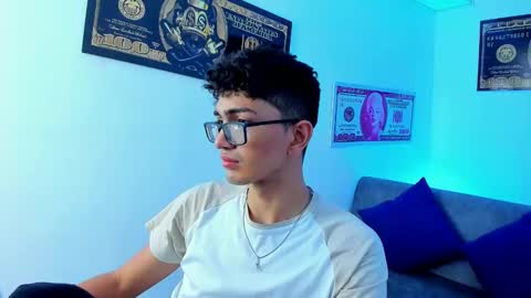 Snapshot of tylerwhiite_ chatting on January 21, 2:54 am online show from January 21, 2:54 am