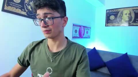 Snapshot of tylerwhiite_ chatting on January 22, 6:20 am online show from January 22, 6:20 am