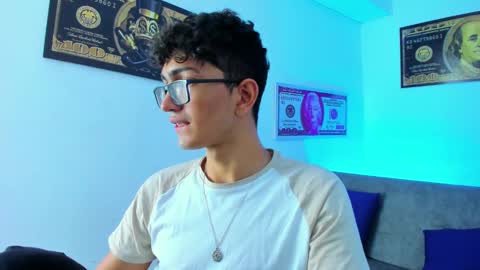 Snapshot of tylerwhiite_ chatting on February 2, 2:59 am online show from February 2, 2:59 am
