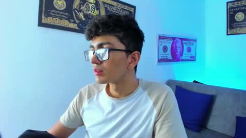 Snapshot of tylerwhiite_ chatting on February 2, 7:30 am online show from February 2, 7:30 am