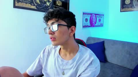 Snapshot of tylerwhiite_ chatting on February 4, 3:11 am online show from February 4, 3:11 am